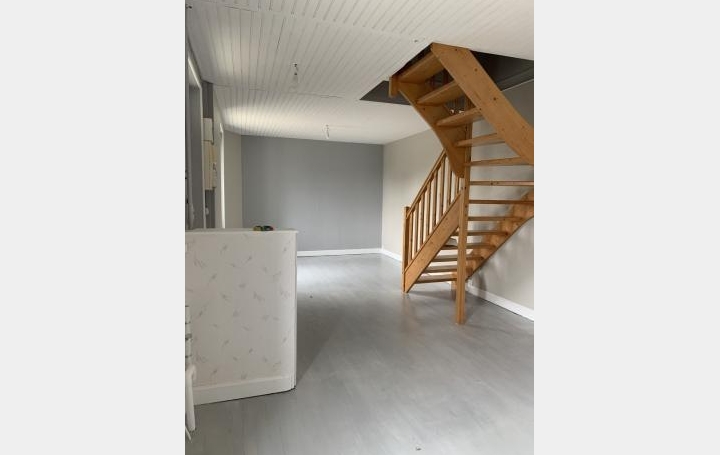 Maison   PUY-GUILLAUME  104 m2 830 € 